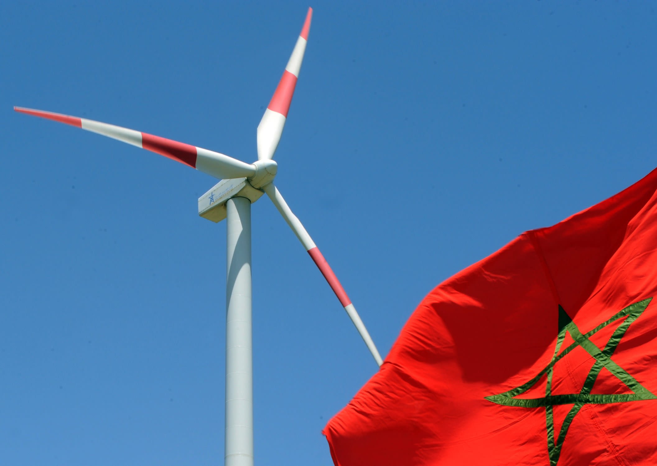 Drapeau marocain et éolienne — approche stratégique PAGE au Maroc